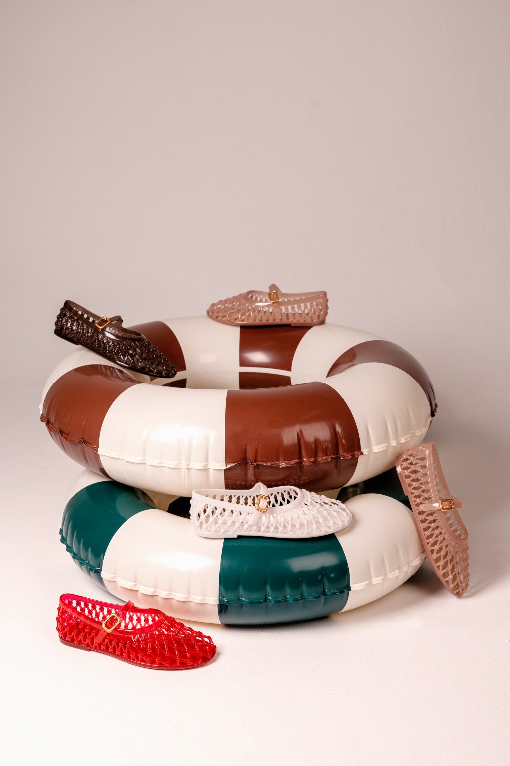 4 FORMAS ESTILOSAS DE USAR A SAPATILHA LARA JELLY EM CORES&nbsp;DIFERENTES